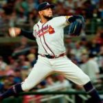 Un estelar Robert Suárez le da a Atlanta su triunfo 30 de la campaña