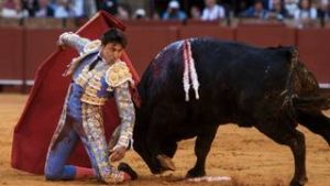 Así fue la grave cornada que sufre el torero peruano Andrés Roca Rey en Sevilla