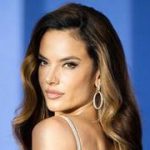 Así luce Alessandra Ambrosio en bikini a sus 45 años