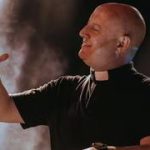 El cura DJ que transformó un homenaje al papa Francisco en una disco
