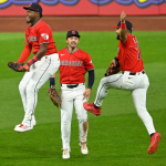 Triple de Chase DeLauter impulsa a Guardianes 