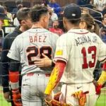 Javier Báez sale en camilla tras una impactante lesión