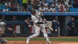 Leandro Cedeño se estrena como jonronero con este potente batazo