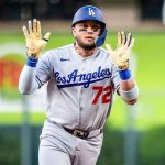 Miguel Rojas celebra su hit 1.000 en MLB