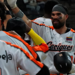 Renato Núñez demuestra su poder en la victoria de Caciques