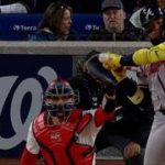 Ronald Acuña Jr. recibe fuerte pelotazo y abandona el juego por aparente lesión