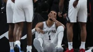 Victor Wembanyama entra en protocolo de conmoción cerebral