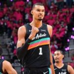 Wembanyama viaja a Portland pero sigue bajo protocolo