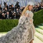 Beyoncé regresa a la Met Gala tras 10 años y roba el protagonismo junto a Blue Ivy