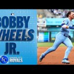 Bobby Witt Jr. vuela con un jonrón dentro del campo