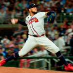 Robert Suárez se adjudica el triunfo en duelo ante los Cachorros