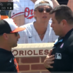 Venezolanos protagonizan fuerte cruce en el Athletics-Orioles. Miguel Cairo expulsado