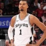 Victor Wembanyama expulsado tras propinar un codazo a Naz Reid