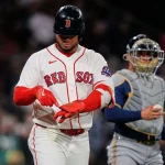 Willson Contreras sale de un encuentro por un pelotazo