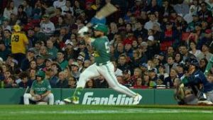 Wilyer Abreu suma otro jonrón y queda a uno de la marca de una leyenda de Leones