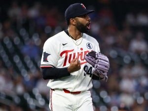Yoendrys Gómez mantiene solidez en el noveno inning de Minnesota