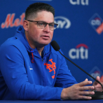 Carlos Mendoza molesto por los errores defensivos de Mets