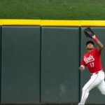 Dane Myers abandona el terreno de juego en camilla