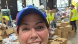 Daniela Kosán entregada en la ayuda a Venezuela desde Miami