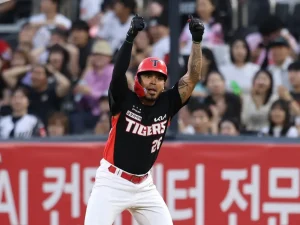 Harold Castro con trío de producidas en triunfo de Kia en Corea