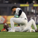 Jazz Chisholm Jr. de Yankees sale del juego tras chocar con Jasson Domínguez