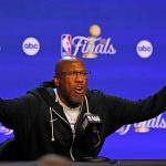 Mike Brown se queja del arbitraje tras la derrota en el tercer partido de las Finales de la NBA