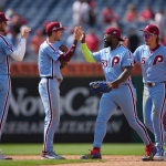 Wheeler luce sólido y Filis vencen a Padres para barrer en la temporada