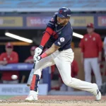 Víctor Reyes al acecho del liderato de bateo en la KBO