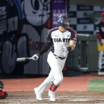 Víctor Reyes se voló la barda ante Leones de Samsung en Corea