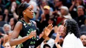 Caitlin Clark lidera a las Fever en su visita a las Seattle Storm en la WNBA