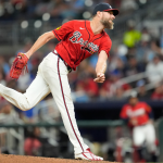 Sale emula a Randy Johnson en su camino hacia los 2,700 ponches de por vida