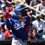 Eliézer Alfonzo Jr. debuta en la MLB con enorme ovación en Los Ángeles