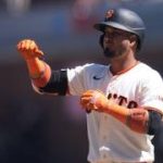 Hombre y mujeres se parten la cara en el juego de los Gigantes de Luis Arráez