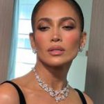 Jennifer López sin aliento con ajustado vestido en París