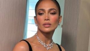 Jennifer López sin aliento con ajustado vestido en París