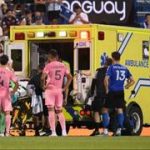 Jugador es sacado de emergencia en ambulancia