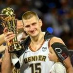 Mira como Nikola Jokic celebra el triunfo de su caballo en Serbia