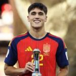 Pau Cubarsí recibe el premio al Mejor Jugador Joven
