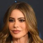 Sofía Vergara lleva ajustado bikini rojo en playa italiana