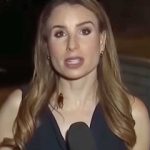 Una cucaracha interrumpe en un reportaje en vivo y así reaccionó la reportera