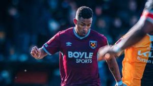 ¡Titular! Keiber Lamadrid vuelve a jugar con el West Ham
