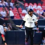 Danry Vásquez encabeza bronca en el choque entre Toros de Tijuana y Acereros de Monclova