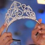 Despojan a reina de belleza de su corona por comentarios racistas