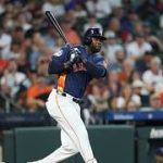 El cubano Yordan Álvarez supera a Luis Arráez y acaricia la Triple Corona