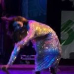 Gloria Trevi sufre aparatosa caída durante concierto en México