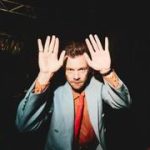 Harry Styles sufre aparatosa caída en pleno concierto en México