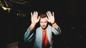 Harry Styles sufre aparatosa caída en pleno concierto en México
