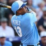 Salvador Pérez mantiene su ritmo jonronero y busca el top-3 entre venezolanos de por vida en MLB